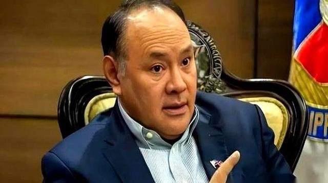 菲律宾防长估计这几天后槽牙都要咬碎了。他直接对外媒哀嚎："中国在黄岩岛搞科学考察