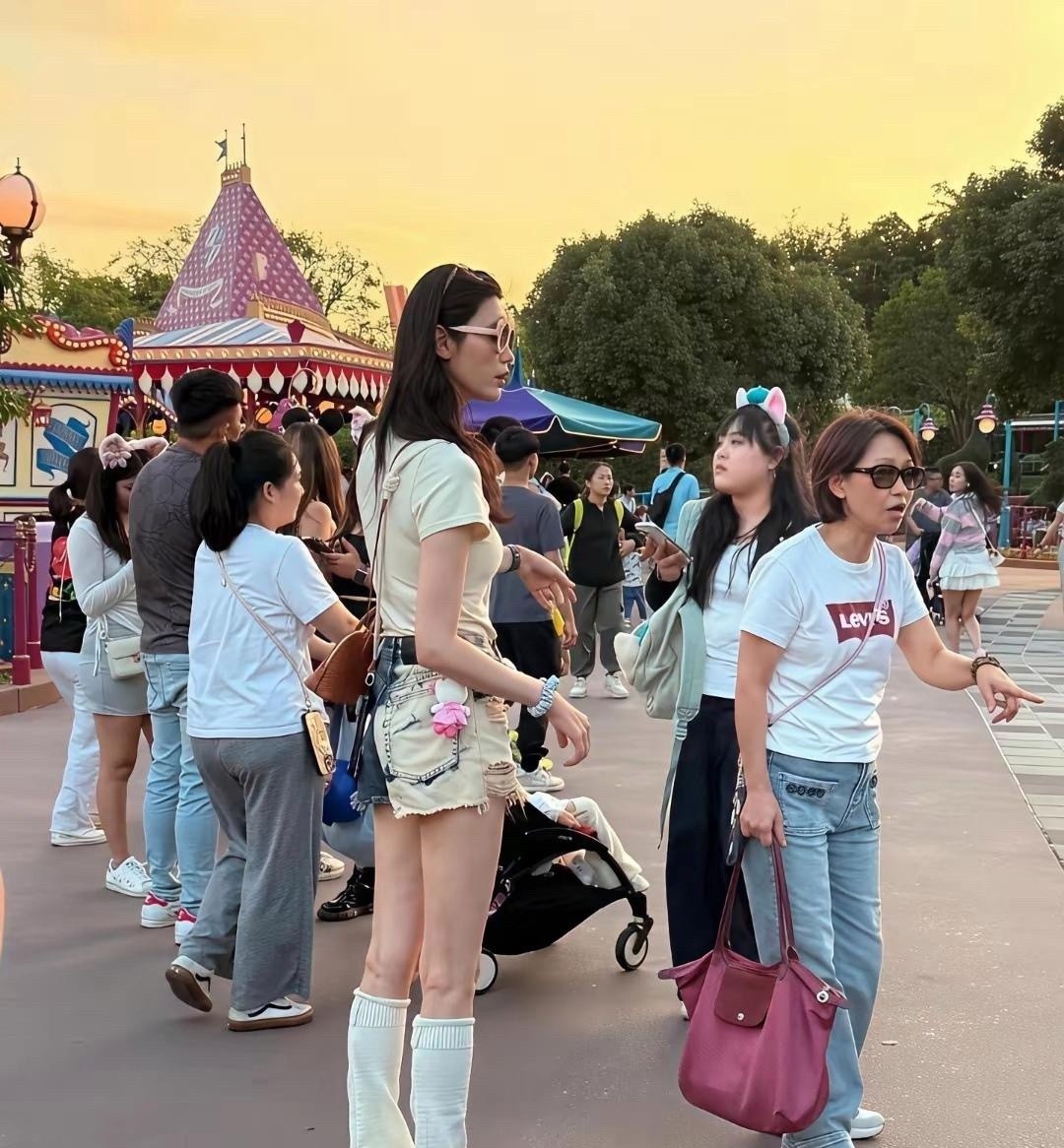 网友偶遇奚梦瑶一家迪士尼出行，看了这照片我才明白，为啥何猷君这家豪门只...
