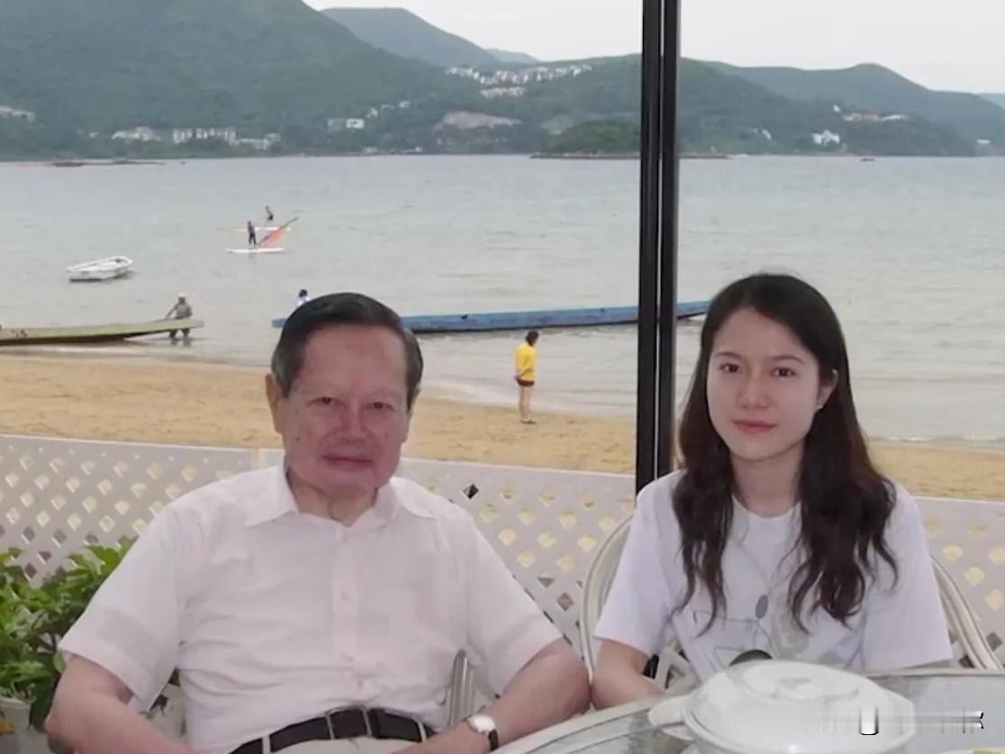 翁帆的状态说明了一切。眉目舒展有静气，没有一点受气受委屈的苦相，这可不是光有