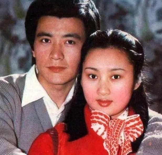 1994年，两名装修工人持刀闯入当红男星周里京的家中。彼时家中仅有周里京的妻