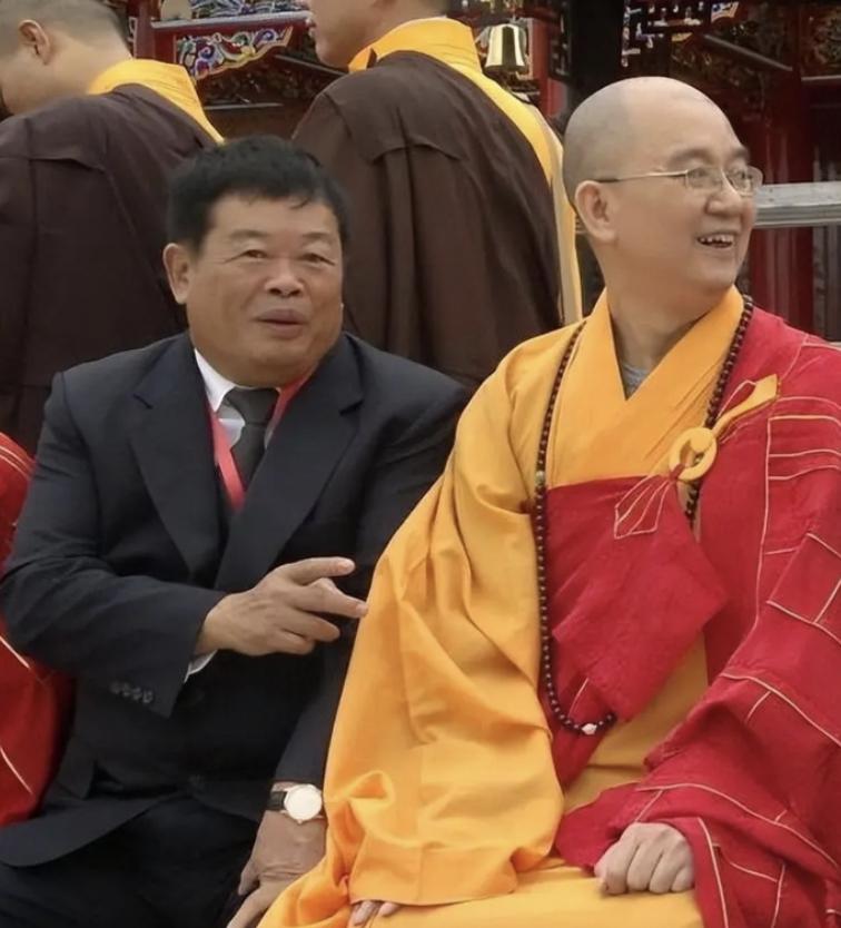 曹德旺随王石一起参观万福寺。方丈曾向王石提到修斋堂需要1600万元，王石认为数额
