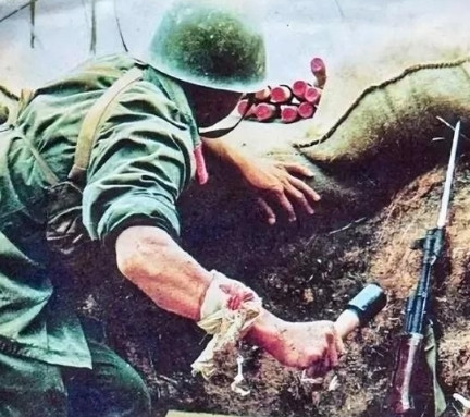 1984年，老山战斗中，一名22岁战士误闯越军指挥所，在一个山洞里，他发现里面竟