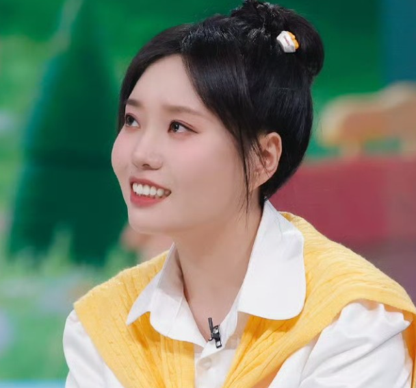 李雪琴冲上热搜原因是参加好友婚礼吃到一半，她一个举动让人懵了，她居然跑去健身了