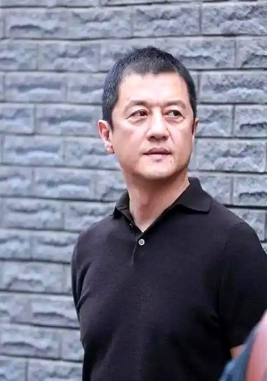 近日李亚鹏被曝欠债4000万且二度离婚，引发关注。其小19岁妻子海哈金喜回应