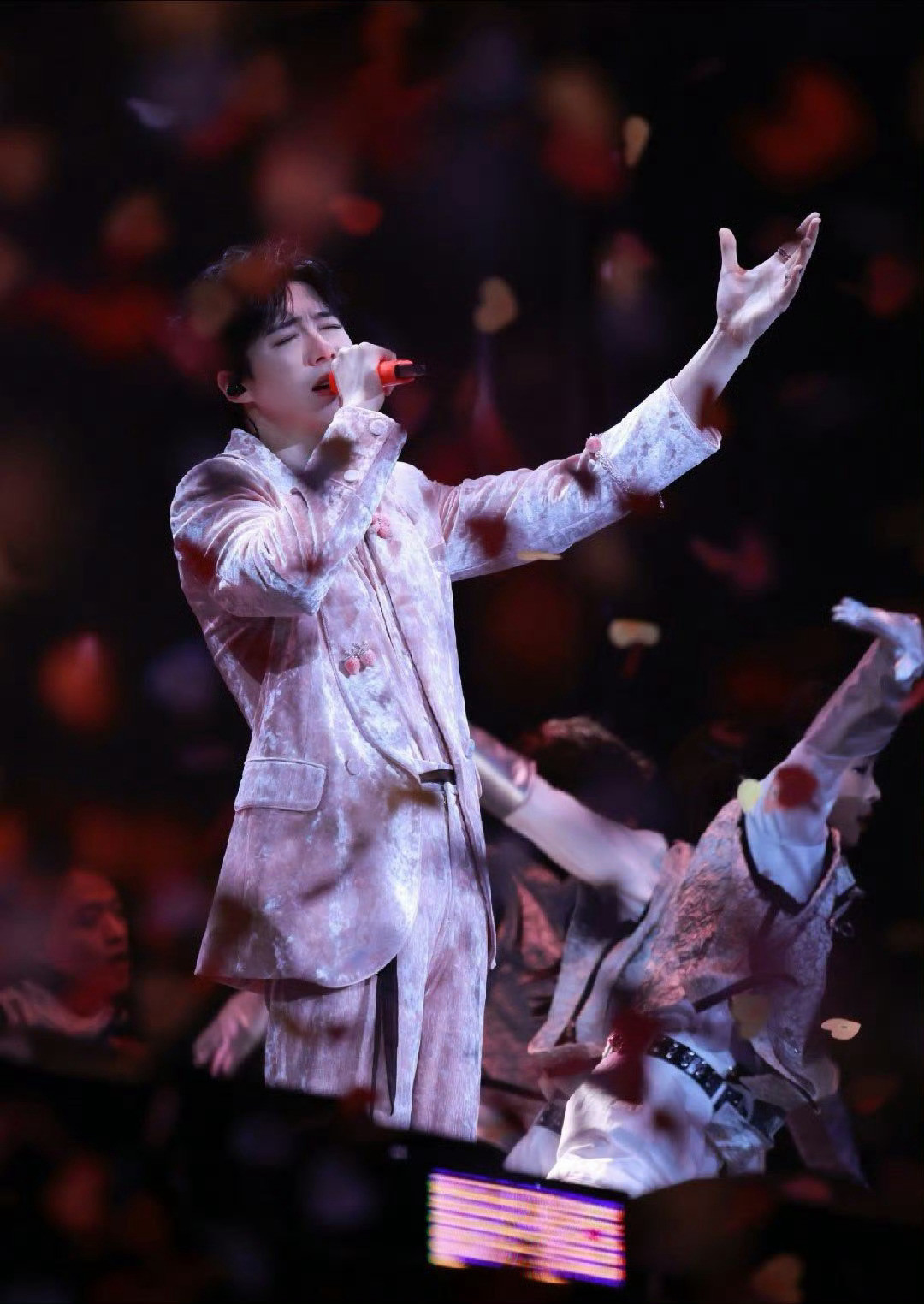 刘宇宁遭受彩带魔法攻击彩带不要钱系列现场版！刘宇宁站在“彩带瀑布”中怀疑人生，