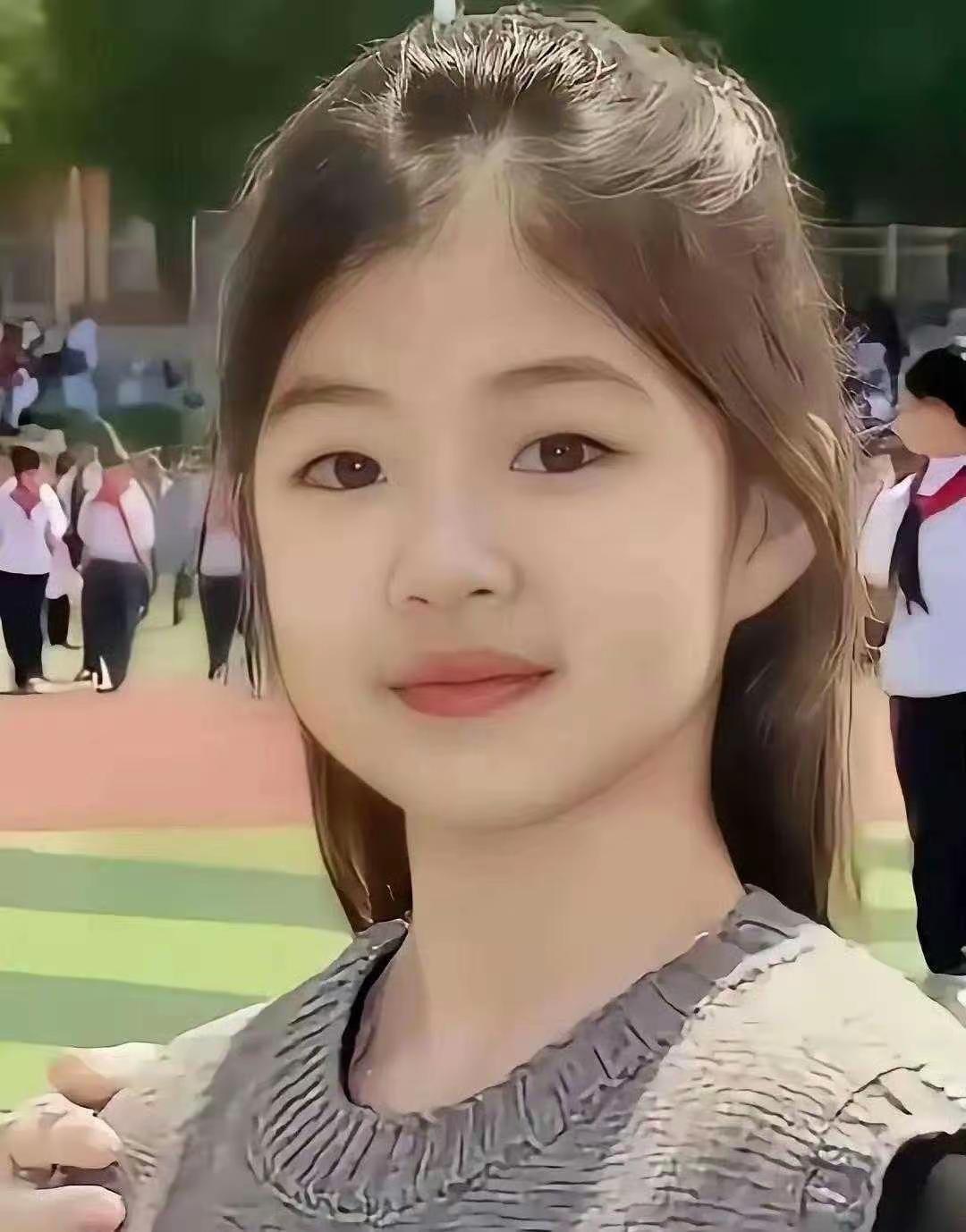一晃章子怡的女儿都9岁了，小小年纪就这么出众，这气质不输妈妈啊！章子怡红裙气场