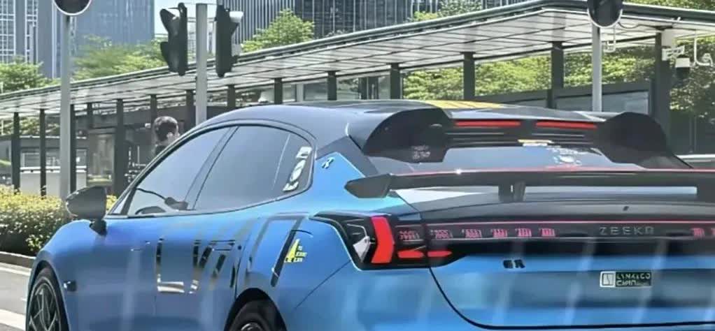 撞成这样，这是得开多快？