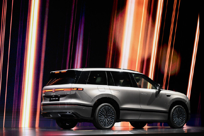 我哥哥开的雷克萨斯，今天突然来问我有没有看过大众ID.ERA9X最打动我哥的是