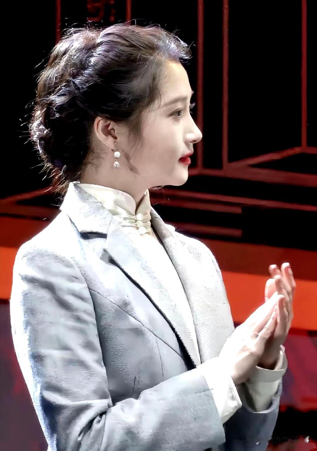 关晓彤的话剧造型：中式温婉撞上西装利落关晓彤的话剧造型一出场就惊艳——浅灰