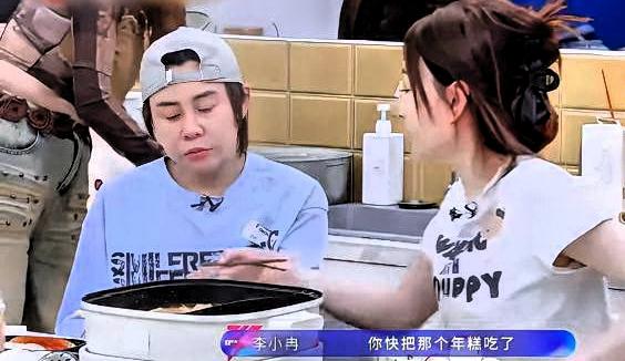 李小冉往王濛嘴里塞了一口虾滑，王濛嚼着嚼着突然来了一句：“你都年过半百了，让所有
