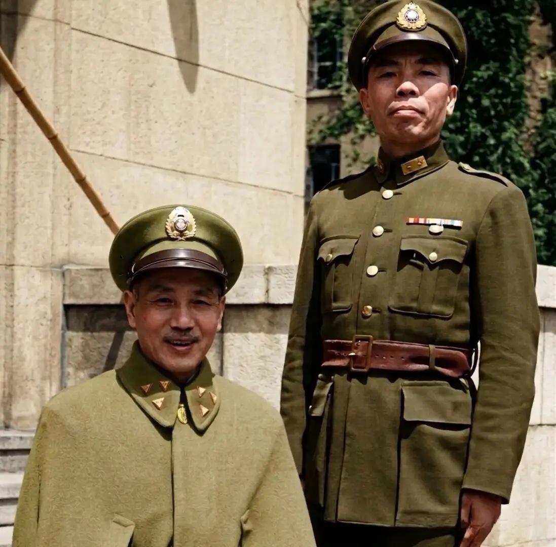 1946年，蒋校长与60军军长曾泽生的一张合影，曾泽生的60军属于龙云的滇军系，