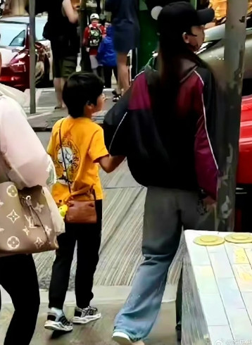 8月15日，有网友在香港逛街时，偶遇了杨颖母子。Angelababy身穿牛仔裤、