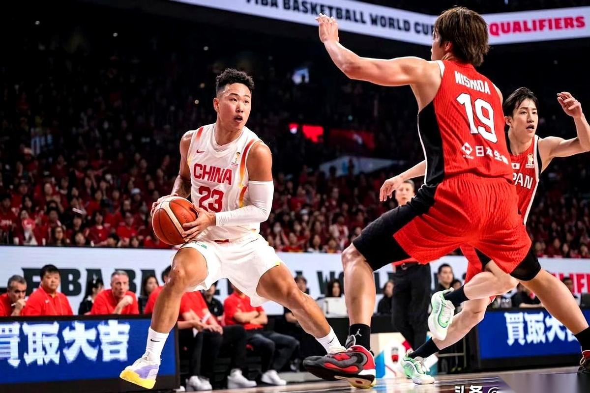 哨声刚响，队长赵睿直接五犯离场！中国队瞬间少一人，比分还落后日本队14分。这球怎