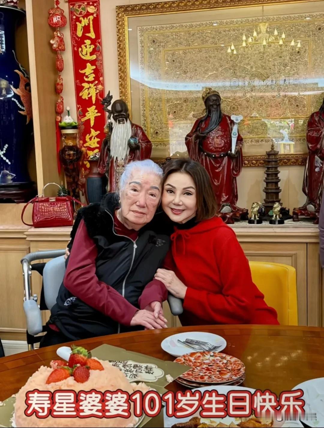 这应该是全网关系最好的一对婆媳了吧！谢玲玲跟儿女、女婿、孙子们一起，庆祝婆婆（