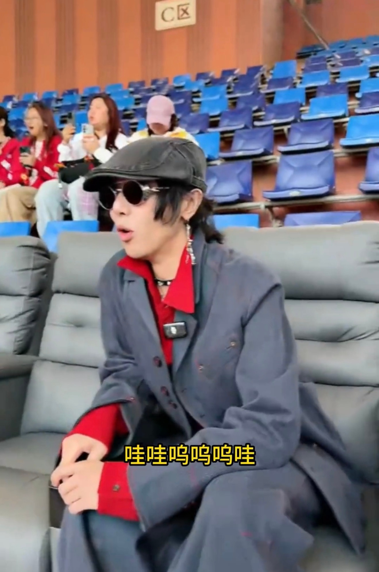 华晨宇又回到四年前火星乐园开始地方花花回到四年前的起点，眼睛亮晶晶满是怀念！嘴