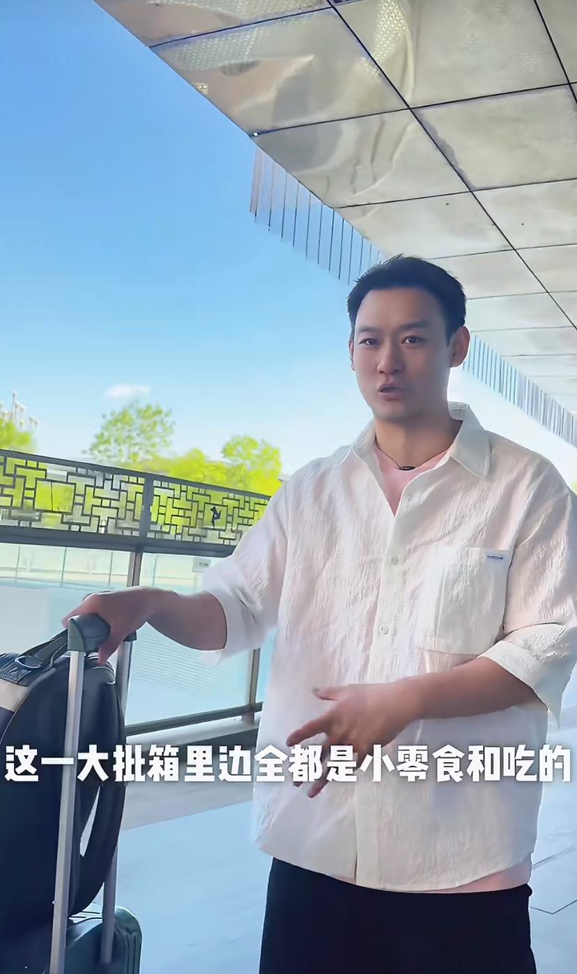 刘丁硕:安全顺利抵达伦敦，行李箱内装的暖暖的爱心，为国乒参赛运动员准备的。