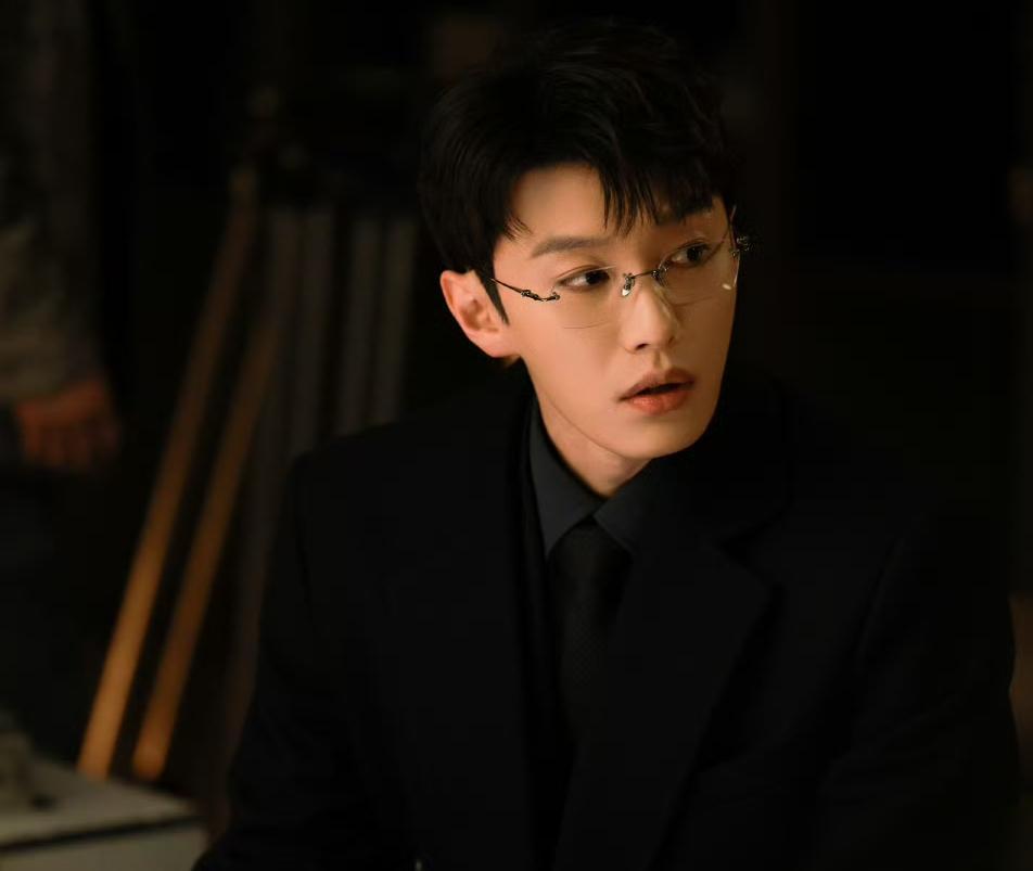 只看代旭还以为《轧戏》爆了，抖音粉丝突破101万了。看了一下热度，还没到9000