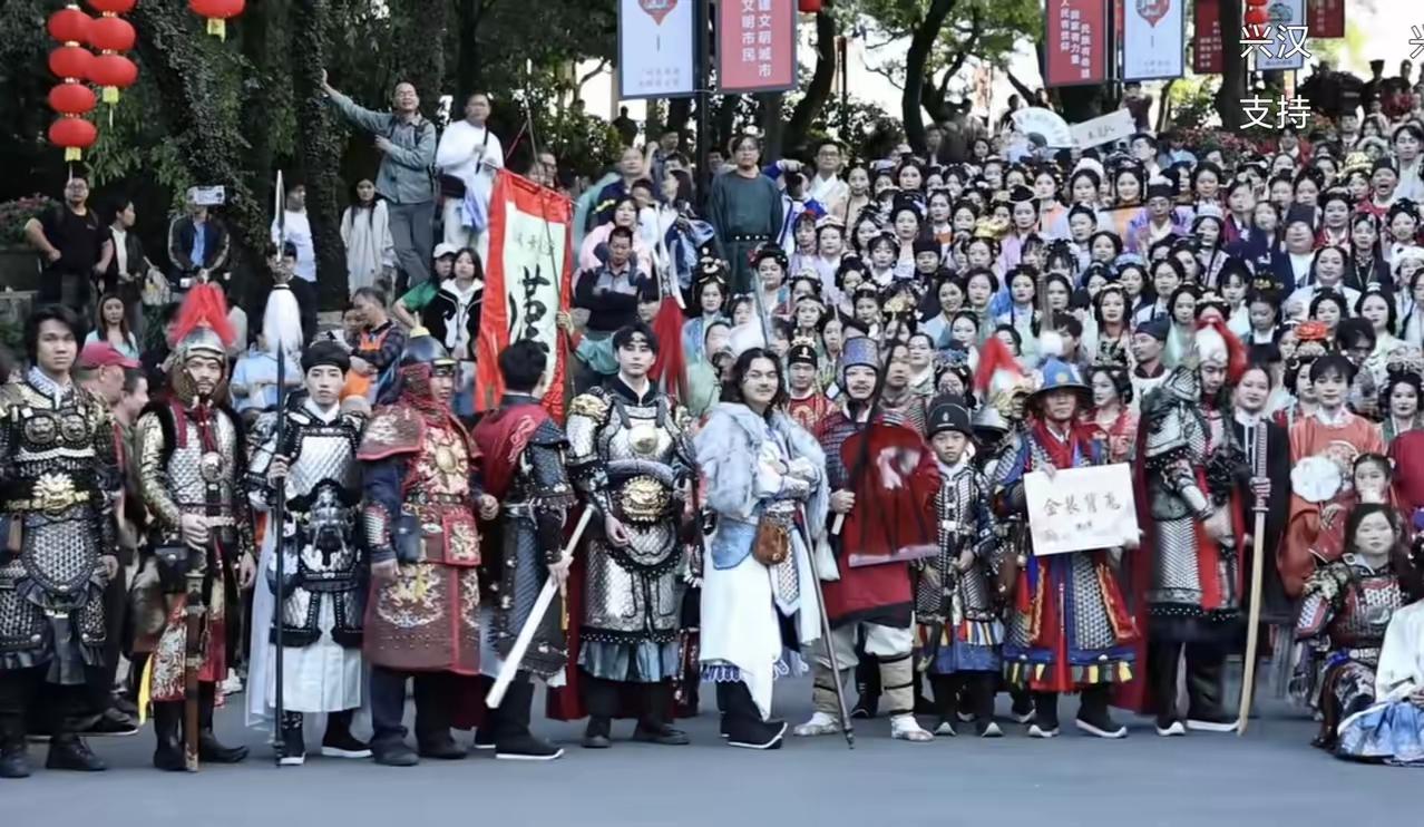 威武！广西南宁汉服重现，被满清封闭三百年的汉族人民终于开始了意识上的民族觉醒。看