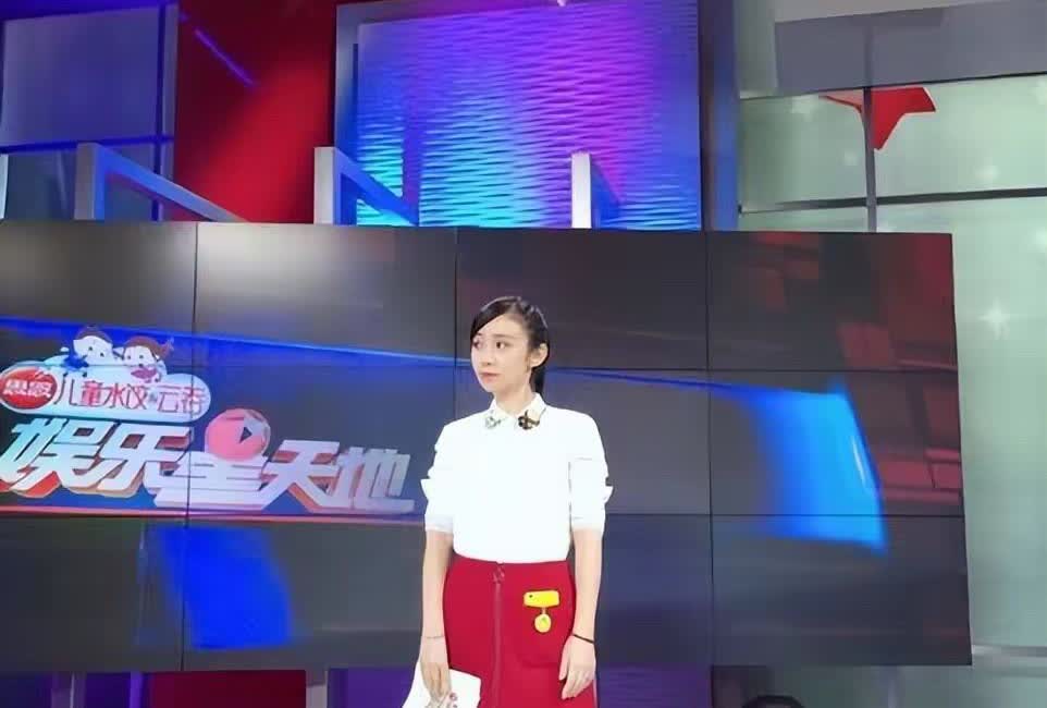 上海主持人贝倩妮现状：和丈夫在美国当陪读，45岁瘦到认不出