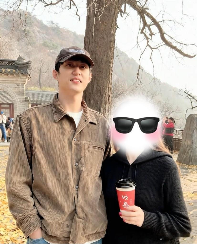 11月12日，黄景瑜带着父母到大孤山祈福，引发现场群众围观。虽然他戴着口罩，但由