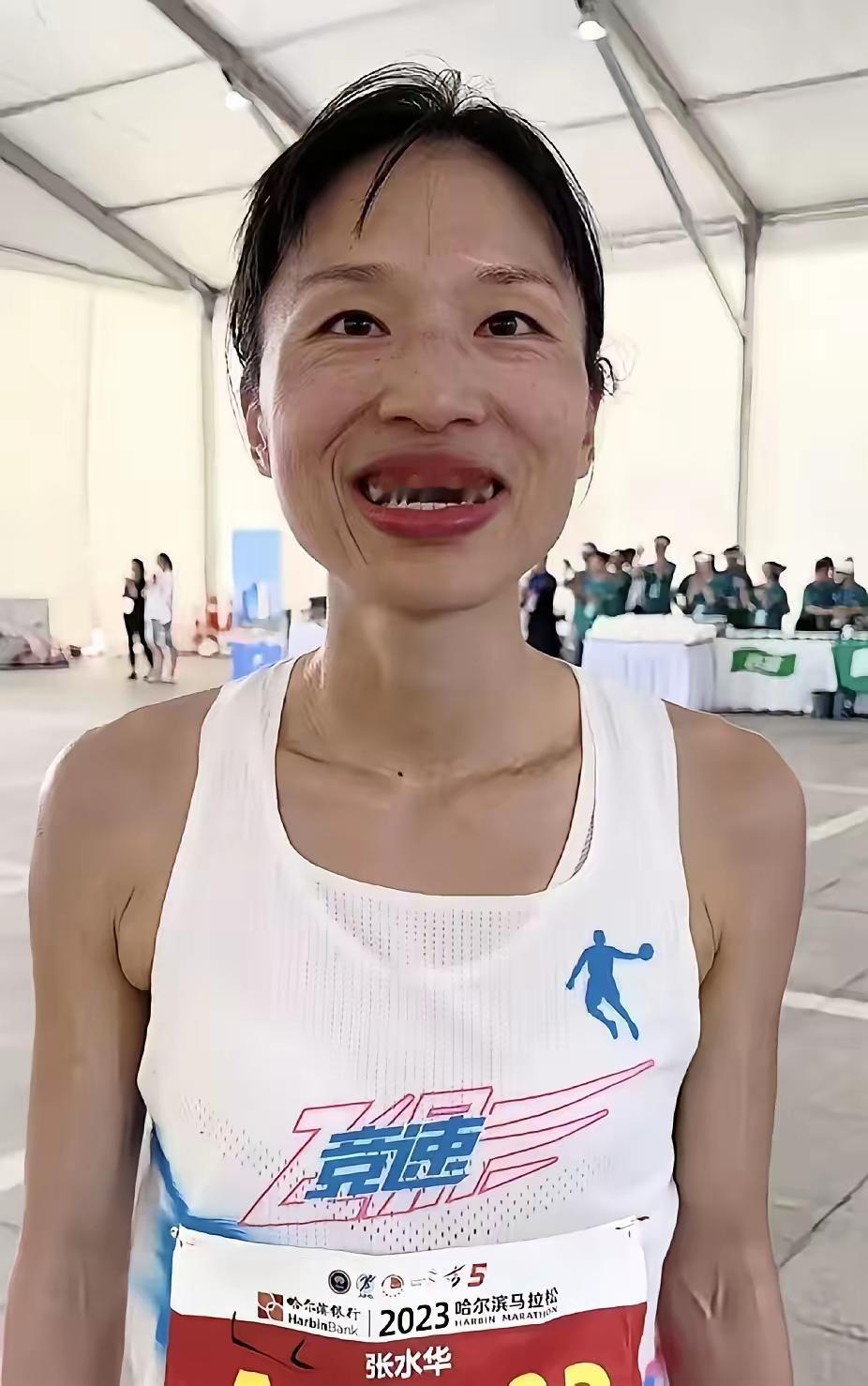 女护士在媒体镜头面前，哭诉要求单位领导批假调休，这背后一套真是太过份了。张水