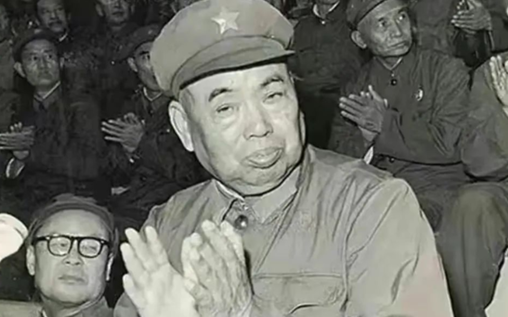 1952年，许世友将军回乡探亲，哪料，他刚下车，就看见了亲叔叔许存礼，许世友掏出