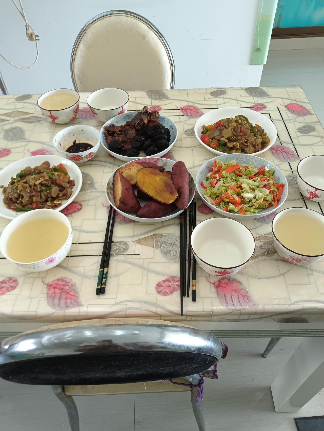 这桌菜看起来好好吃啊！今天这席吃的今晚有了这个菜