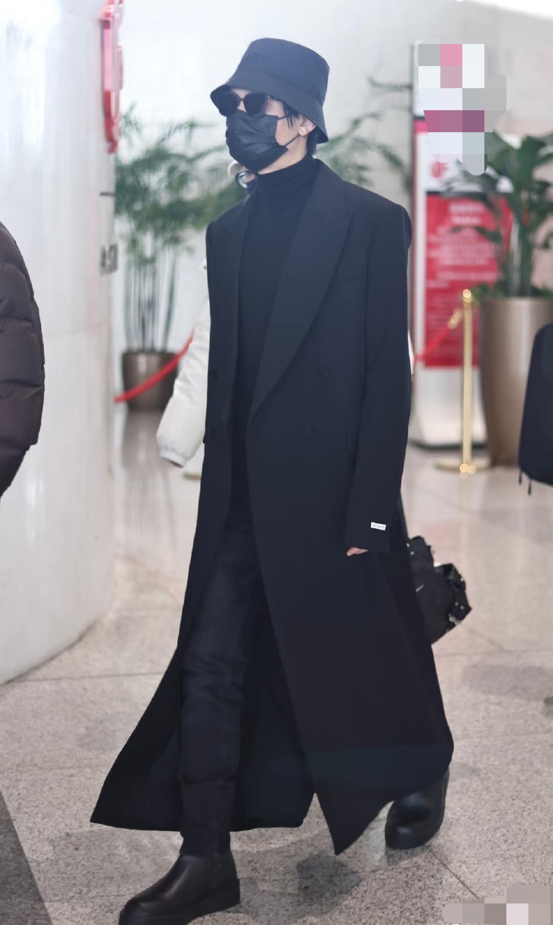 陈楚生最新路透简直就是大model！这身型，这气质….绝了。不论什么衣服在他