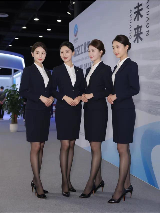 四个职业装美女，都有很有气质，哪个最漂亮呢？