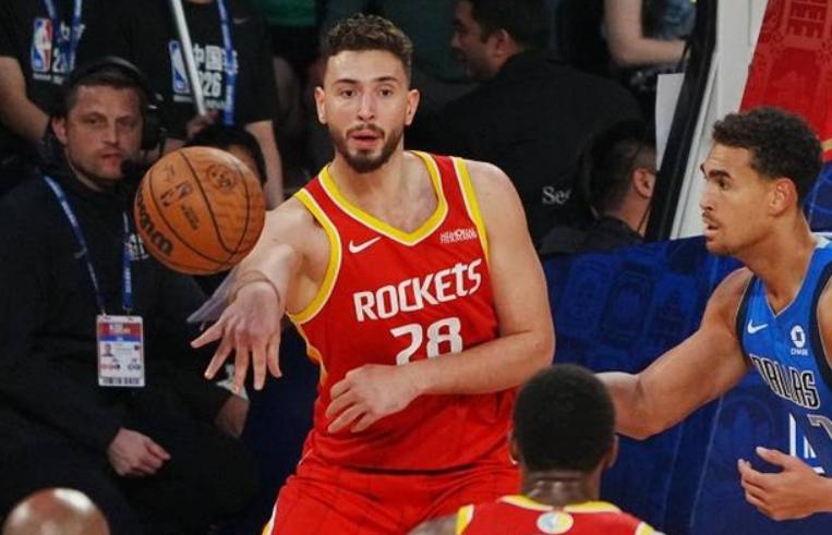 NBA季前赛，火箭对阵强大的雷霆的比赛中，出现了奇葩的一幕。比赛刚刚打了不6分钟
