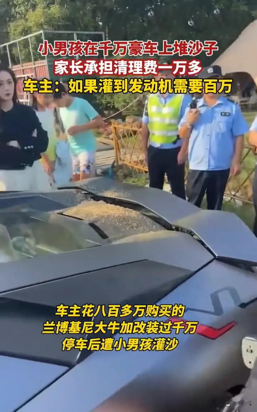 熊孩子闯下大祸了,男孩在人家泊好的车上堆沙子玩,结果沙子漏进了发动机后仓。车主