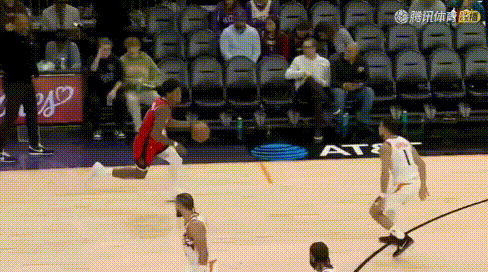 阿门身上吊着布克2+1——真小字母哥！图1-2：这球好恐怖，布克从后面把全身的