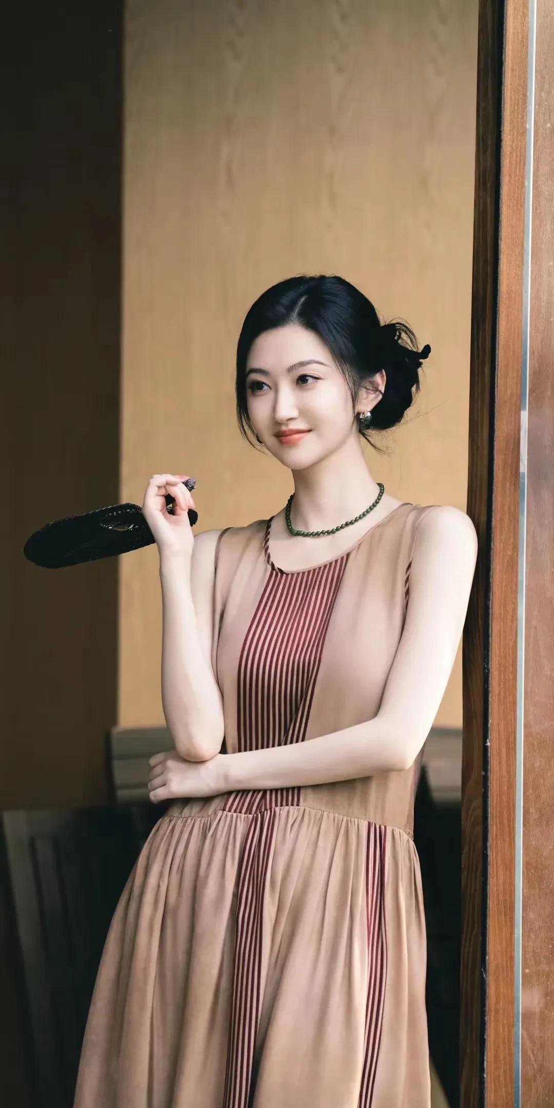 景甜身着新中式卡其裙，东方雅韵与现代时尚完美融合，一颦一笑皆动人