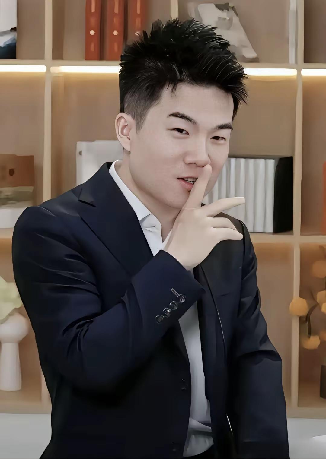 刷到林诗栋捐2万的动态时，我正对着手机里“某明星捐500万”的热搜发呆。不