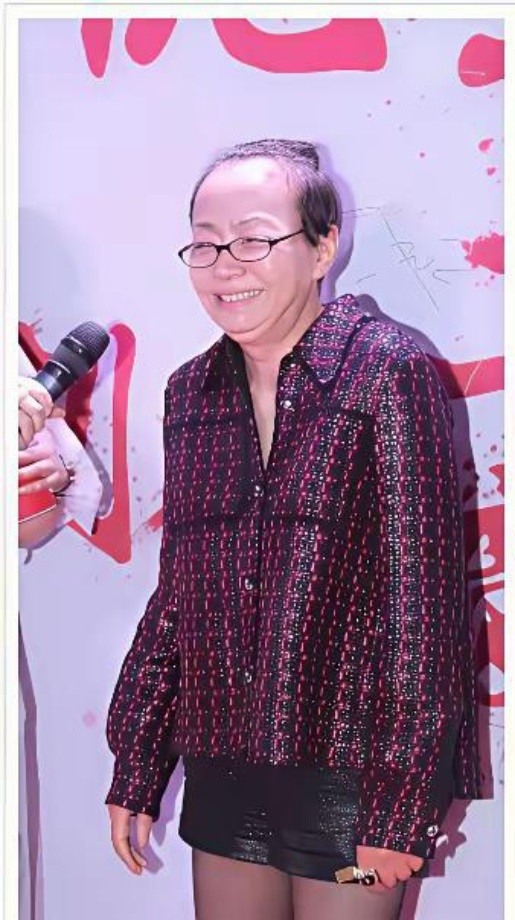 宋丹丹这打扮真让人炸裂，时尚不是衣服穿人，是人穿衣服。看到的除了尴尬还是尴尬。