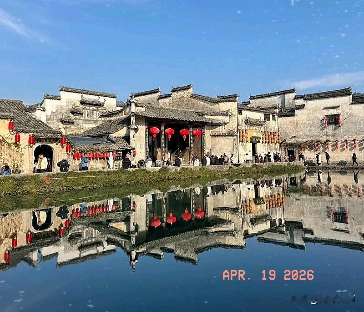 七律·宏村印象晴光江南入画来，粉墙黛瓦映苍苔。牛形水系穿村过，月沼清