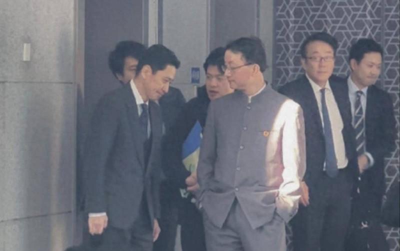 日本外交官在中国低头也没用，日本外相反咬一口，让中国多沟通？尽管日方不愿承认错