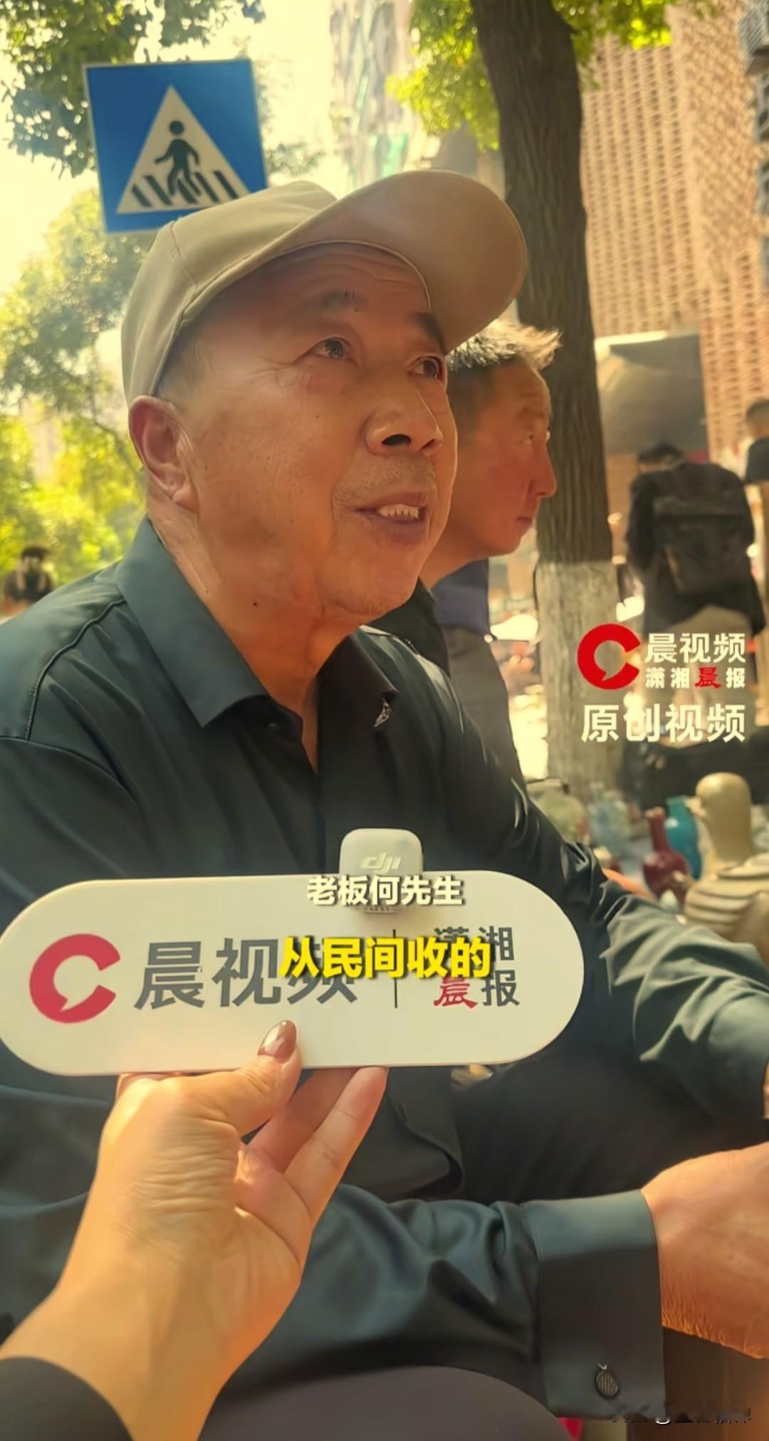 真是笑不活了，长沙文玩集市最近出现两套“金缕玉衣”摆在摊位上。老板何先生说，这