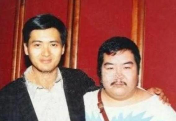 1993年，郑则仕公司破产，欠下8000w外债，走投无路之际，他向昔日好友周润发