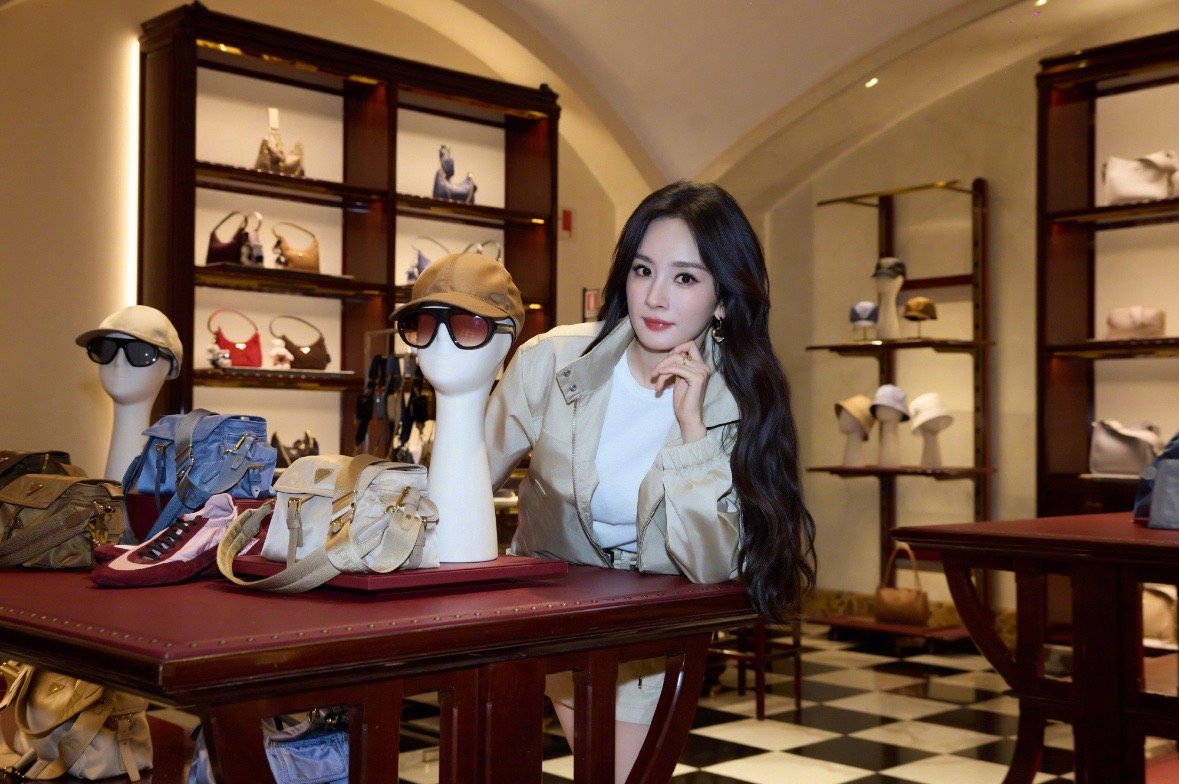 Prada代言人杨幂这一刻代言人的意义具象化了，杨幂不愧是Prada的女神！太