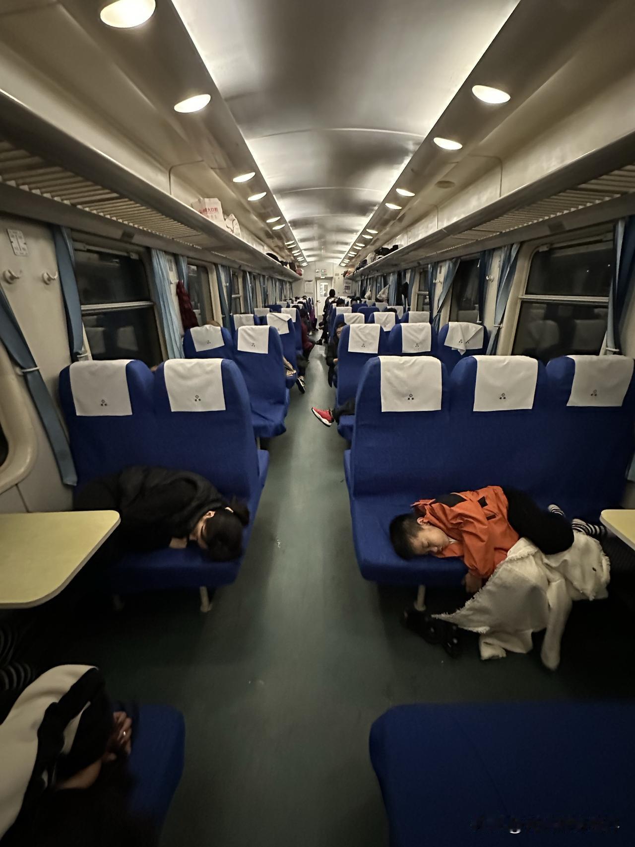 旅游淡季乘坐绿皮火车，建议大家不要买卧铺火车票，为什么？！比如说，最近秀山到重庆