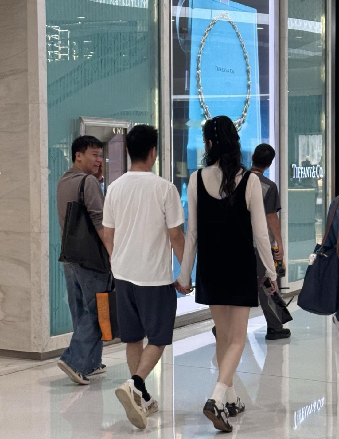 36岁的奚梦瑶和老公、婆婆一起在海南三亚的免税店逛街，她穿了条连衣裙，打扮得像个