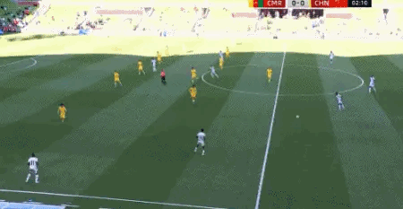 国足被彻底打回原形！这可是被拔了颗牙的老虎，喀麦隆队开场不用10分钟就咬死中国国