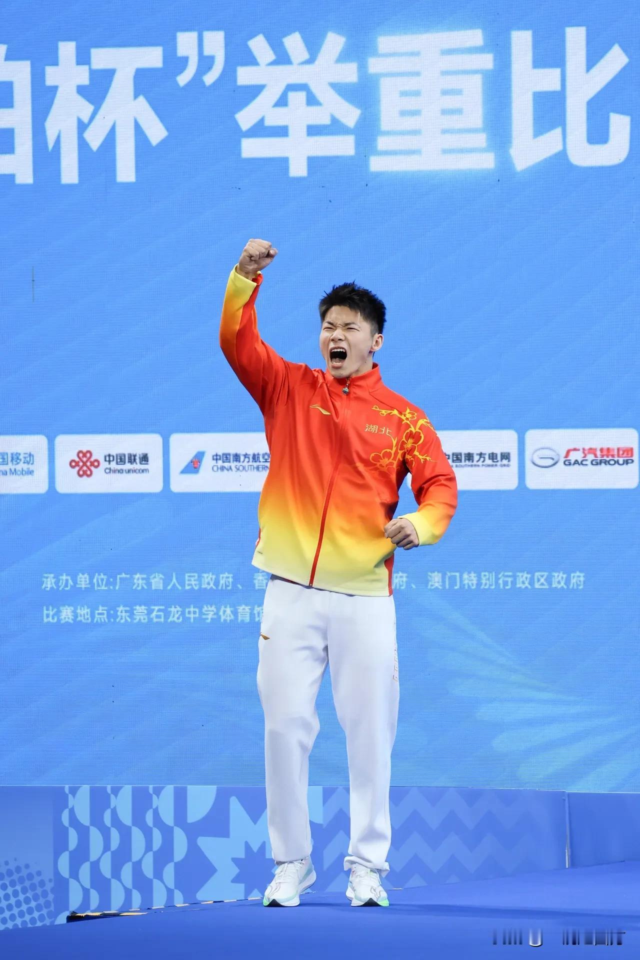 第十五届全运会举重男子89公斤级决赛，24岁的湖北举重帅哥涂艺以抓举175公斤、