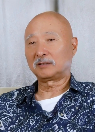 谈到演电影，陈佩斯说∶我没法和朱时茂比，人家长得帅，浓眉大眼，你再看看我，只能演