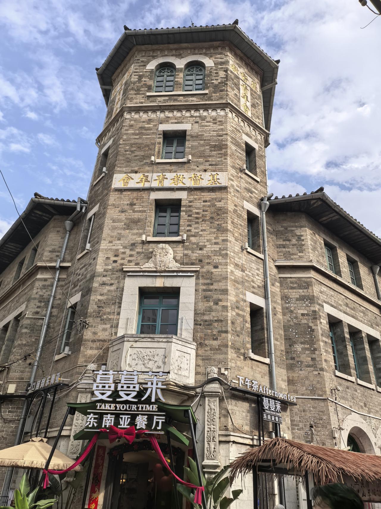 这个是位了南屏街那里的云南省一保护文物建筑，基督教青年会旧止！