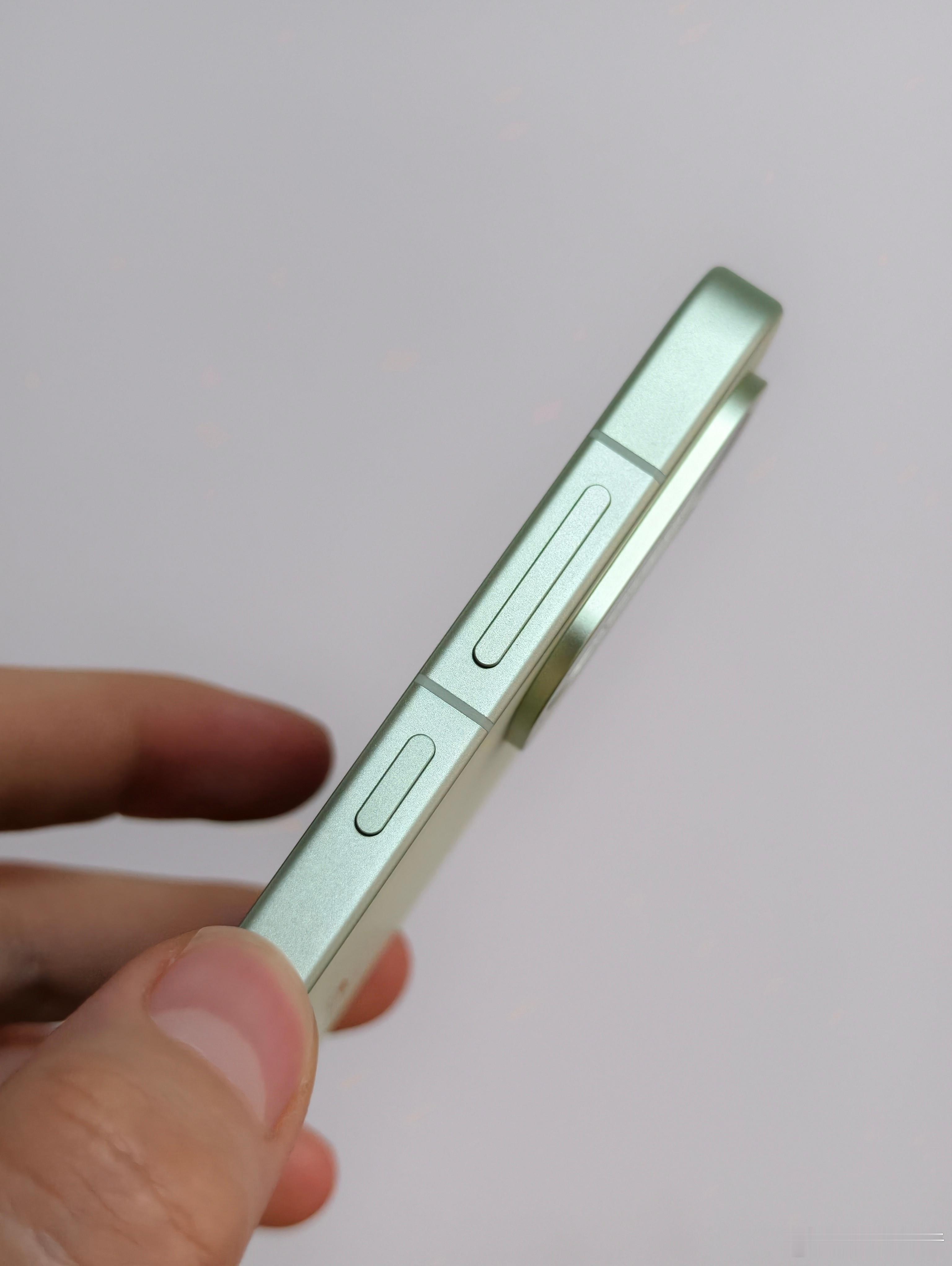 这个质感和配色，说实话碰一碰更高级别的产品也不是不可以，尤其这个绿色，应该是一加