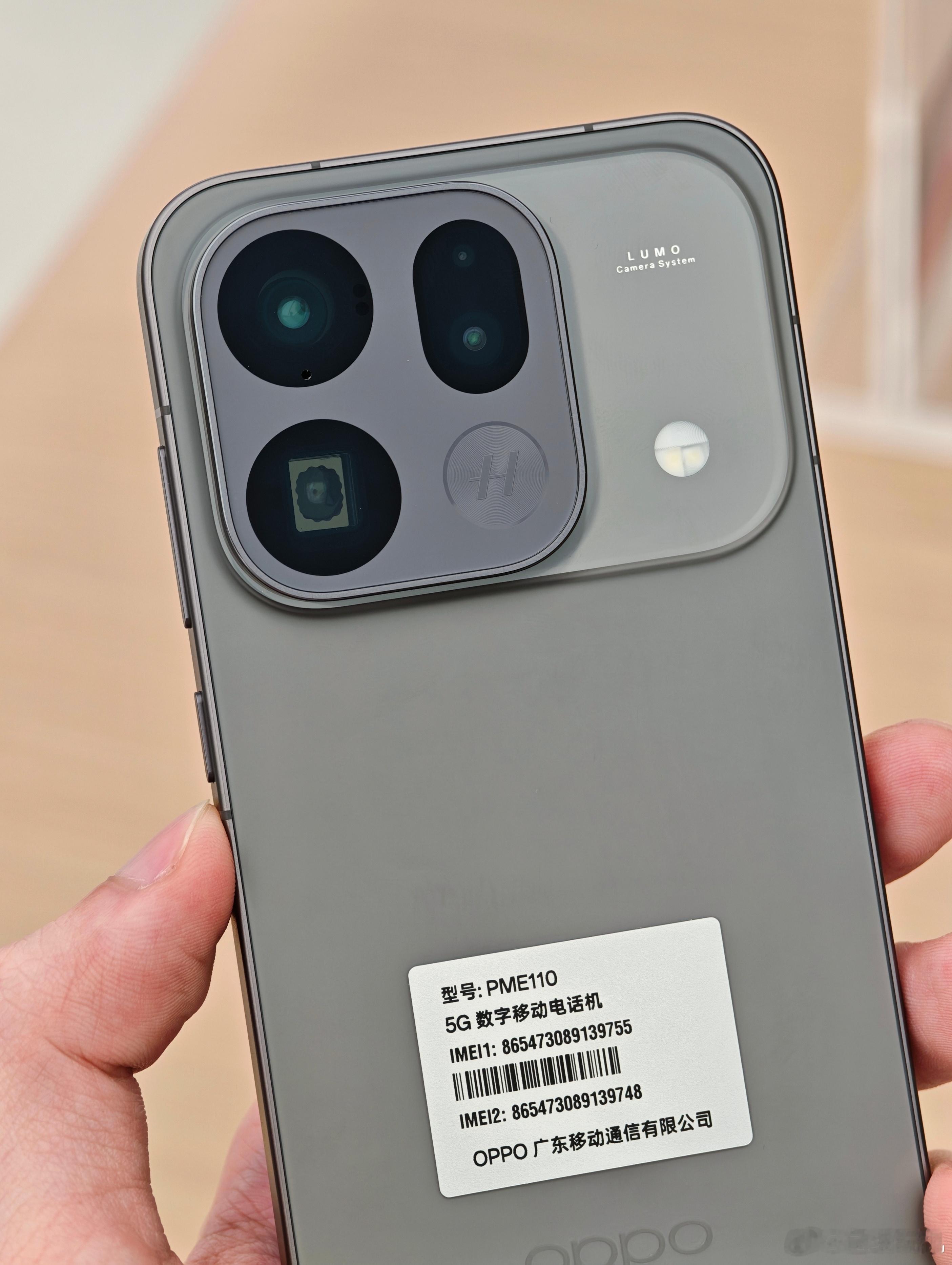 OPPOFindX9sPro推荐钛色，质感挺好的，尺寸也挺舒服。OPPO