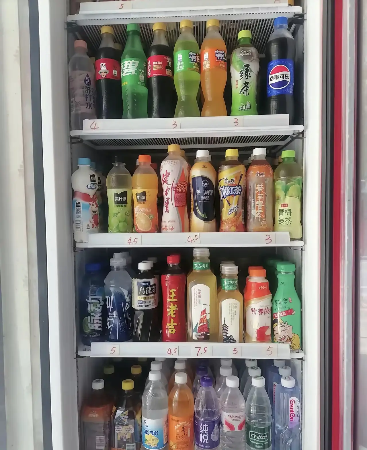 面对这一墙饮料，你会选择哪一个？