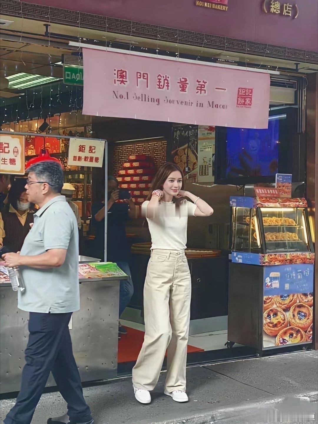 真没料到！现实里的女神比电视上还好看，难怪大伙都喜欢她！​​​